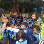 Personel Satlantas Polres Kubu Raya Diserbu Keceriaan Siswa TK di Sungai Ambawang