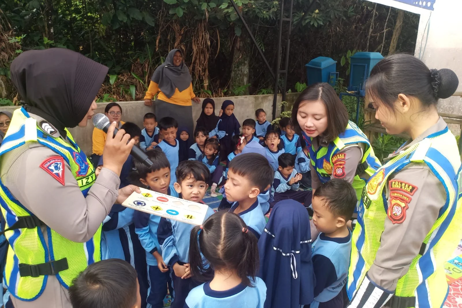 Personel Satlantas Polres Kubu Raya Diserbu Keceriaan Siswa TK di Sungai Ambawang