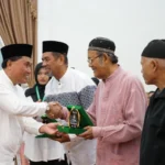 Asisten Pemerintahan dan Kesra, Ismail menyerahkan penghargaan kepada pengurus masjid dan surau dengan nilai infaq dan zakat terbesar di Kota Pontianak.