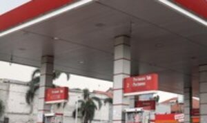kendaraaan-mengisi-bbm-di-salah-satu-spbu-pertamina-jakarta-kamis-192022-pt-pertamina-persero-resmi-menurunkan-tiga-harga-baha-5_11