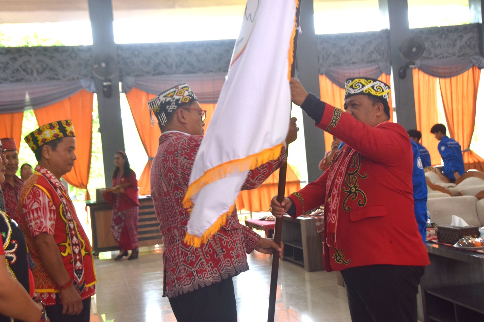 Ketua DPW ICDN Kalbar Heri Saman Melantik Ketua DPD ICDN Sintang Yohanes Rumpak.